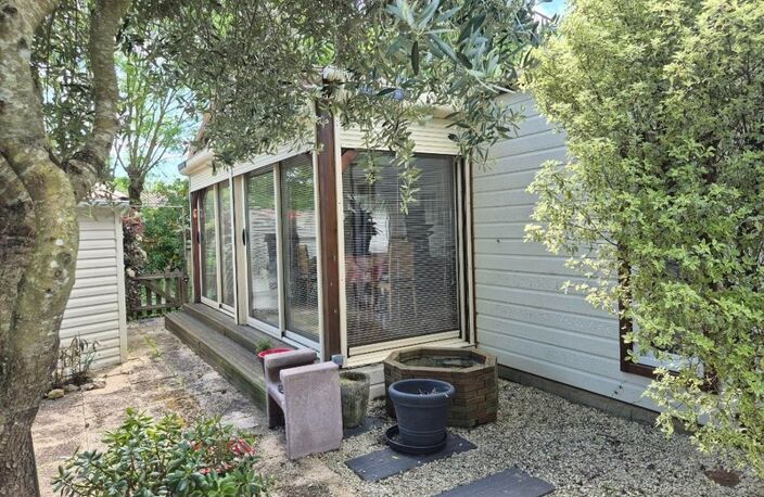 LA TRANCHE SUR MER A 15 MIN DANS RESIDENCE AVEC PISCINE CHALET BOIS 3 CHAMBRES AVEC VERANDA ET JARDIN — photo 3