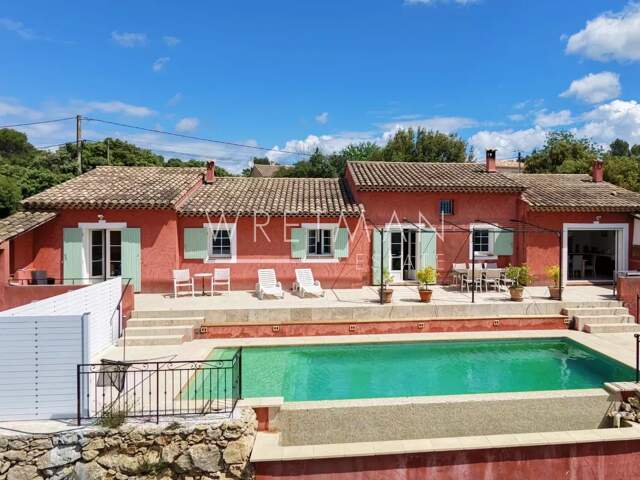 Villa avec vue panoramique et piscine à débordement en position — photo du bien
