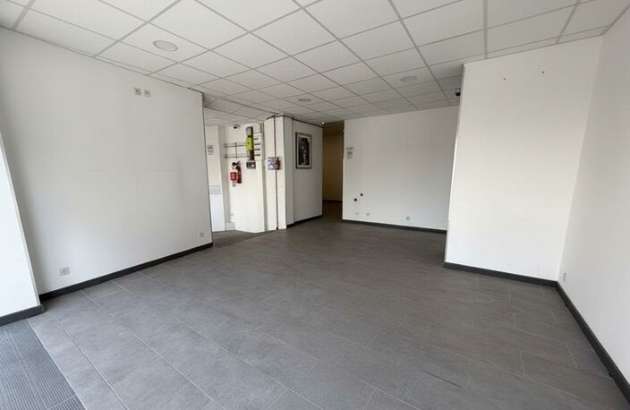 Local commercial sur axe passant — photo 4