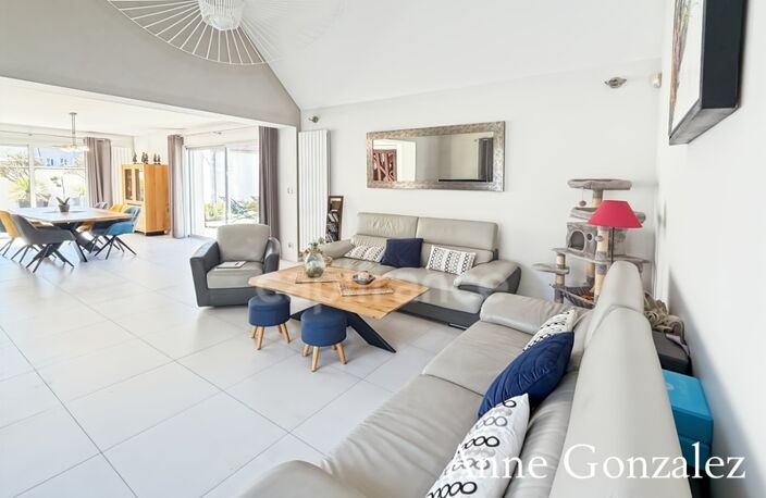 OLIVET SUD, à vendre superbe maison familiale de plus de 200 m2 avec maison d'amis et piscine chauffée dans un environnent calme et privilégié - — photo 3
