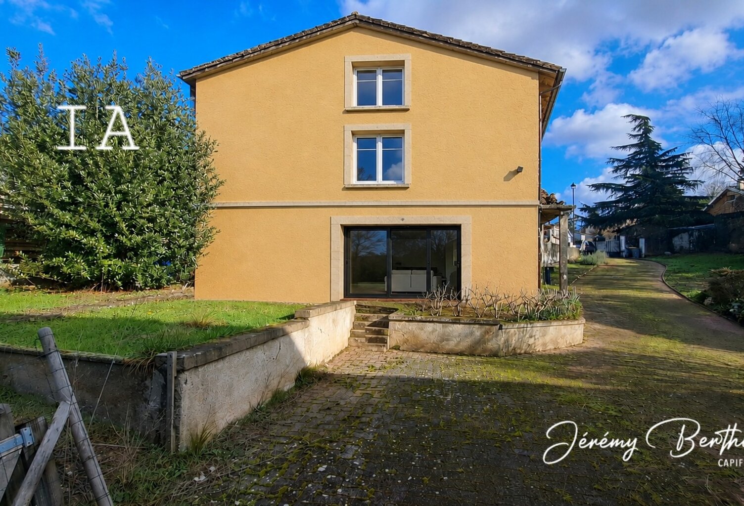 GENAY (69) - Grange de 140 m² - 4 pièces - 434 m² de terrain - Fort potentiel — photo 1