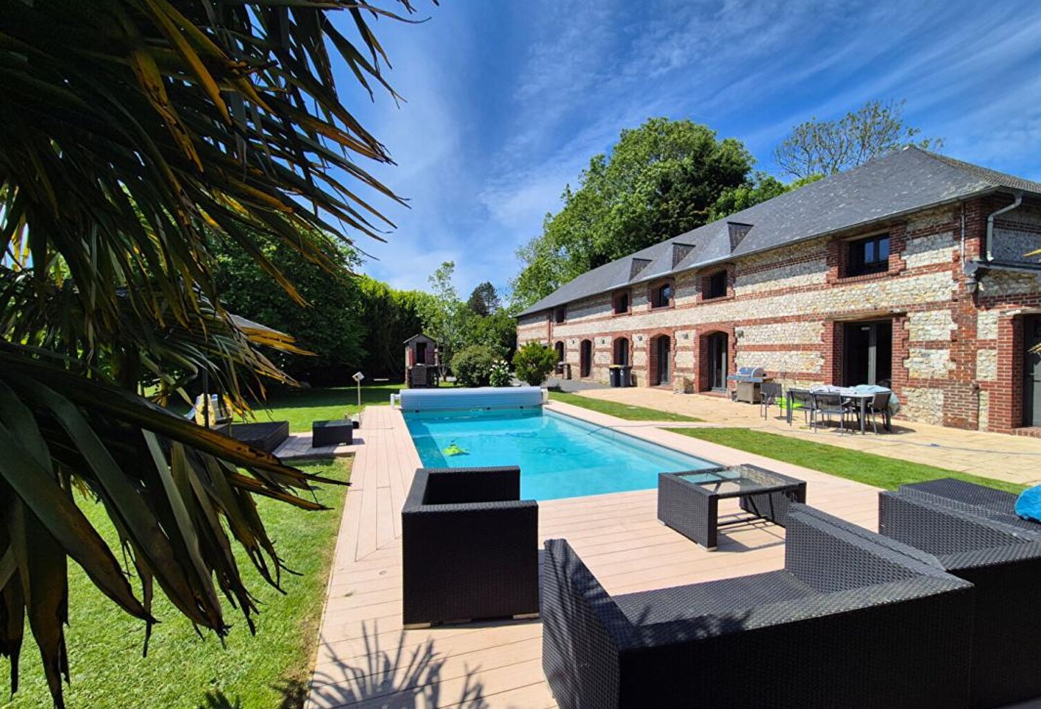 Longère 350 m² en briques et silex — photo 1