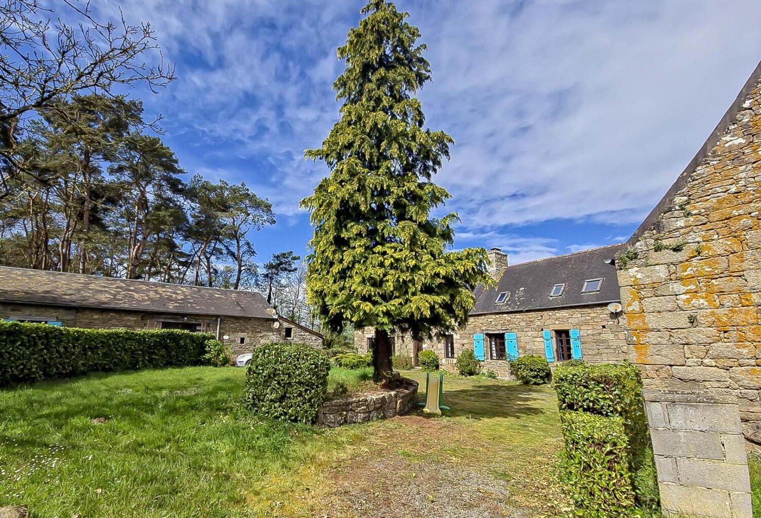 Ensemble de 4 maisons en pierre avec piscine couverte — photo 1