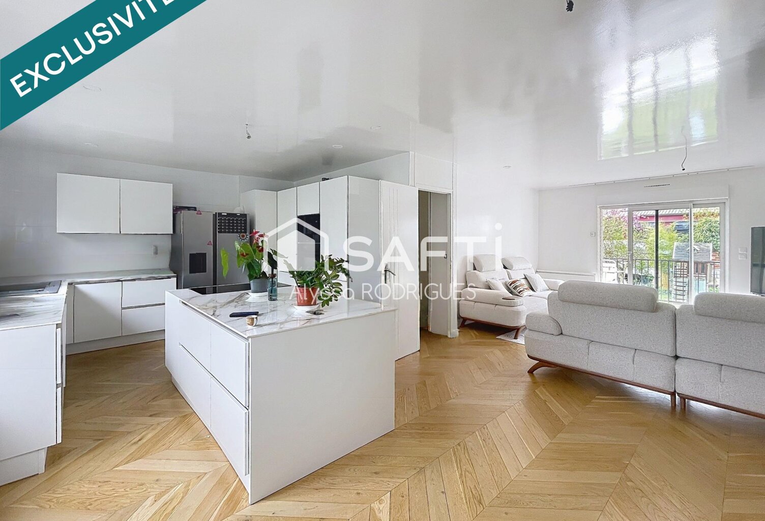 Maison avec deux appartements indépendants, idéale pour investissement locatif ou grande famille. — photo 1