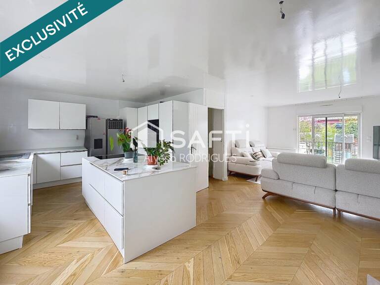 Maison avec deux appartements indépendants, idéale pour investissement locatif ou grande famille. — photo 1