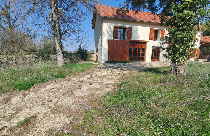 Maison mitoyenne à étage édifiée sur 900 m2 située à Cremieu — photo 2