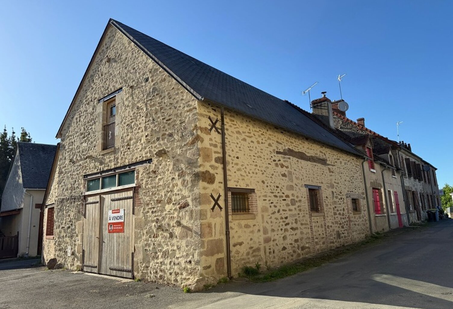 DUN LE PALESTEL SUPERBE GRANGE RENOVEE AVEC GOUT A USAGE PROFESSIONEL ET/OU D'HABITATION OU DE GARAGE — photo 1