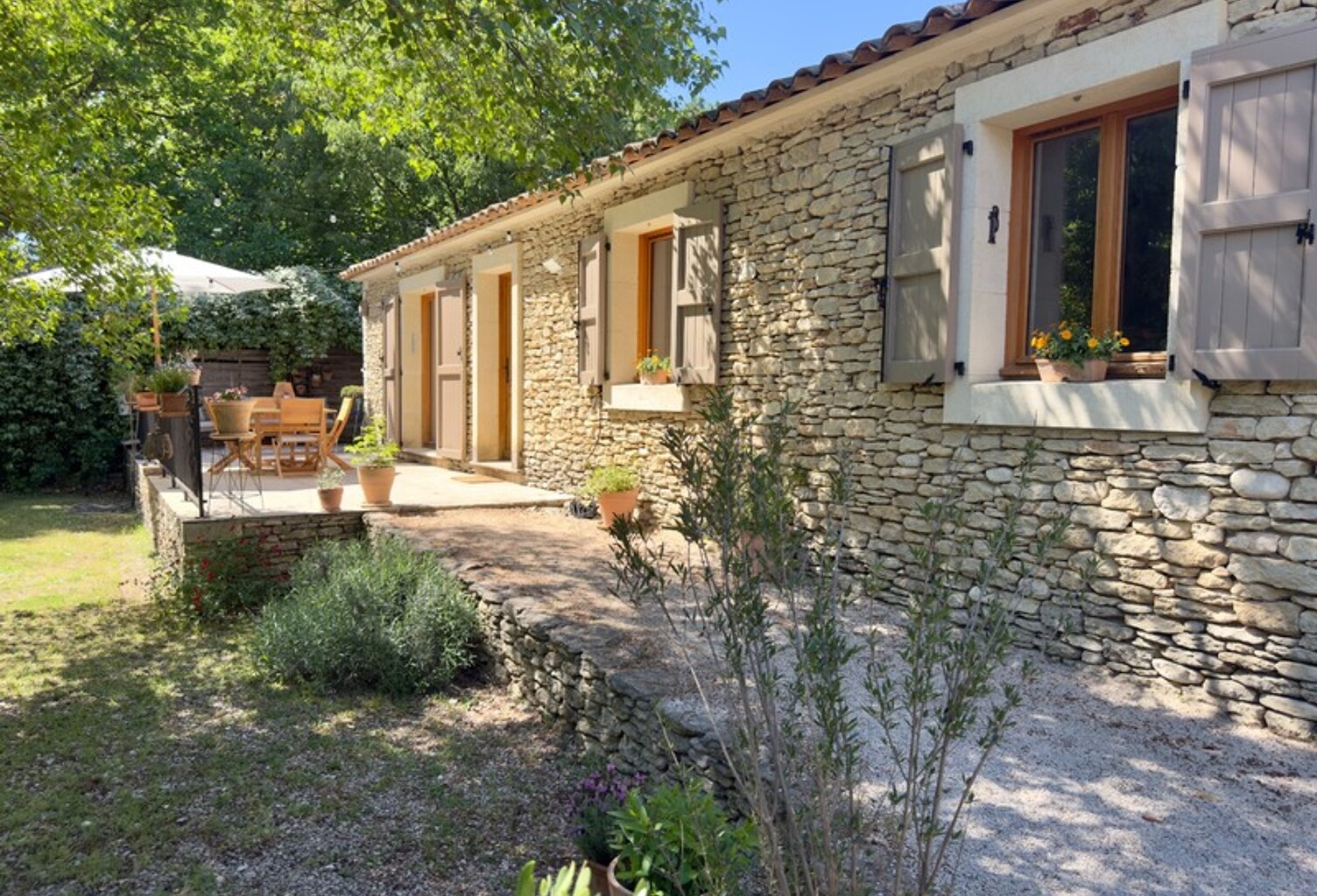 Dpt Vaucluse (84), à vendre aux Imberts quartier de GORDES, maison de plein pied avec 3 chambres et 1600 m2 de jardin — photo 1