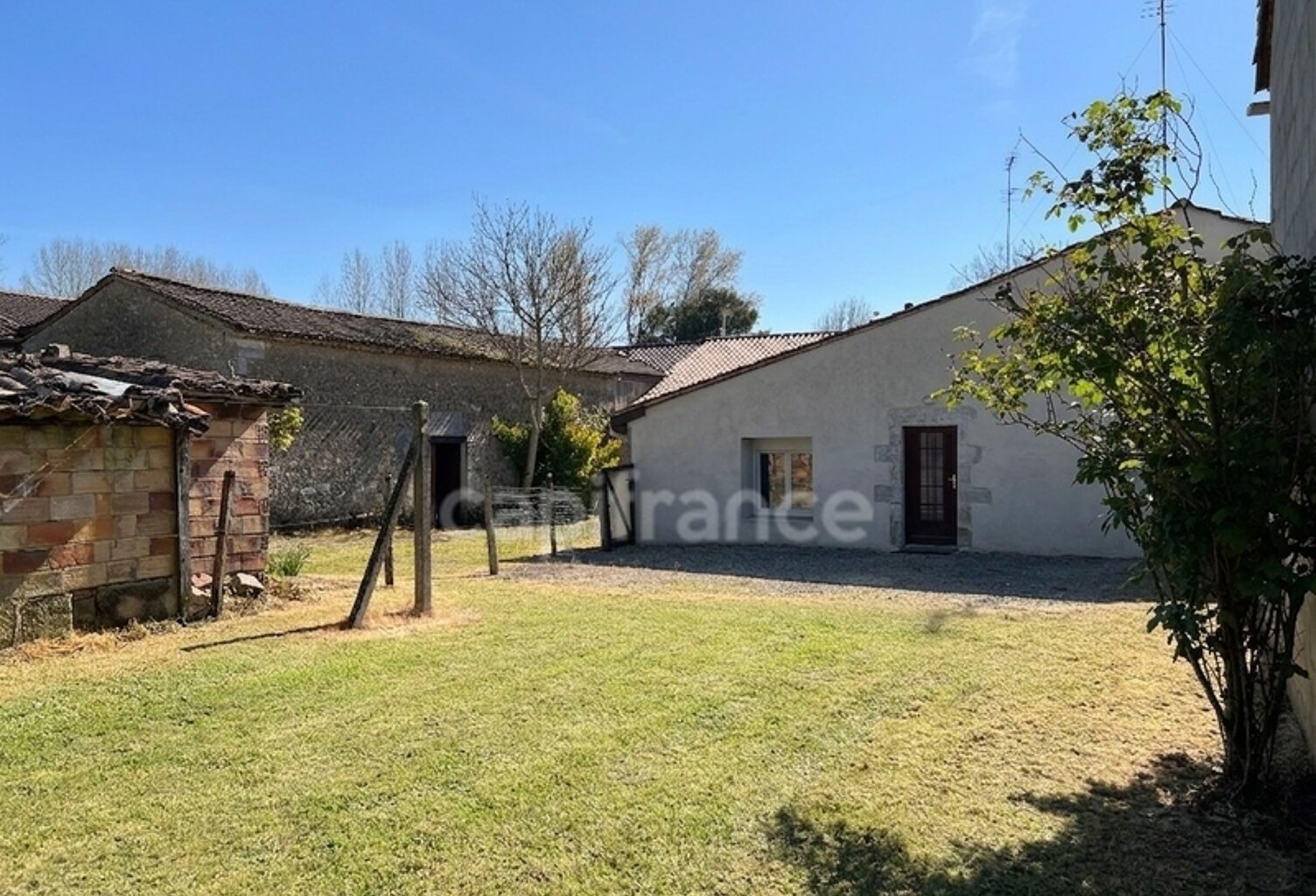 Ensemble immobilier de 131 m² - Terrain constructible et fort potentiel - Chepniers (17) — photo 1
