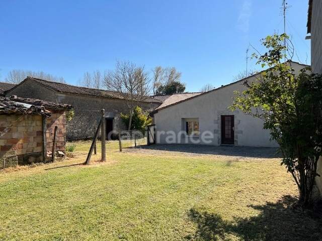 Ensemble immobilier de 131 m² - Terrain constructible et fort potentiel - Chepniers (17) — photo du bien