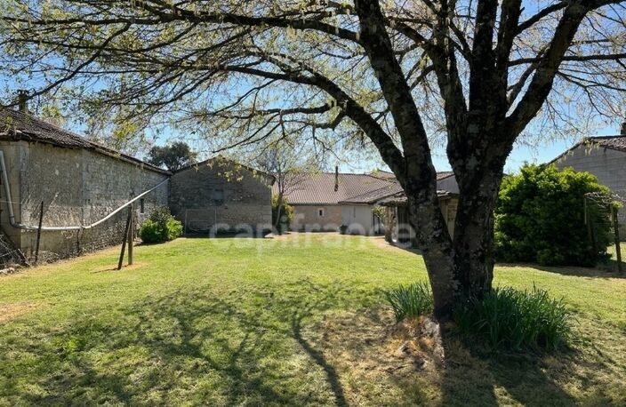 Ensemble immobilier de 131 m² - Terrain constructible et fort potentiel - Chepniers (17) — photo 2