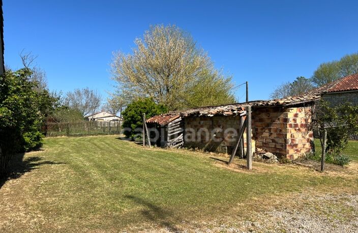Ensemble immobilier de 131 m² - Terrain constructible et fort potentiel - Chepniers (17) — photo 3