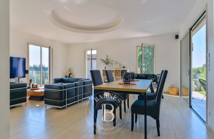 Vernaison - Maison récente contemporaine de 201 m² - Terrain de 822 m² - 4 chambres - Piscine — photo 4