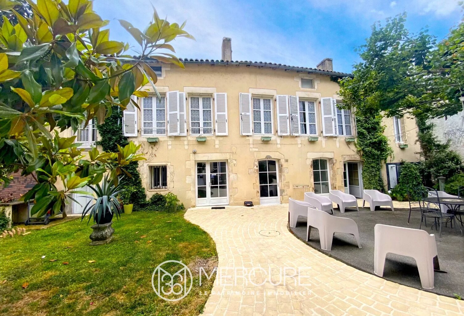 GRANDE MAISON DE VILLE AVEC COUR — photo 1