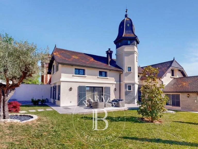 VERNAISON - Maison de 190 m² - 4 chambres - terrain plat et piscinable de 752 m² avec spa — photo 1