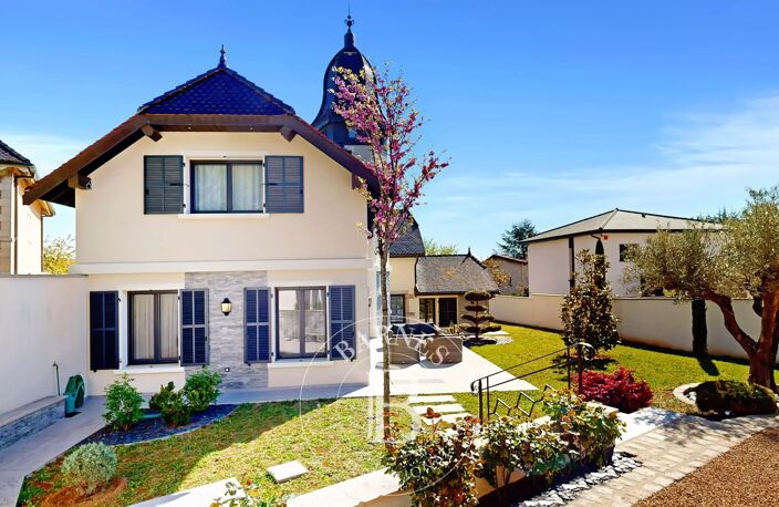 VERNAISON - Maison de 190 m² - 4 chambres - terrain plat et piscinable de 752 m² avec spa — photo 2