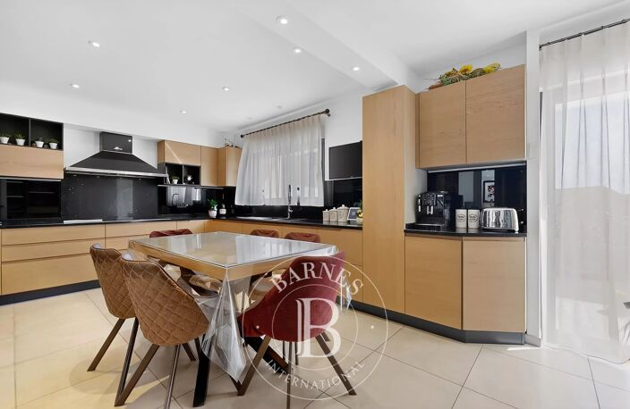 VERNAISON - Maison de 190 m² - 4 chambres - terrain plat et piscinable de 752 m² avec spa — photo 3