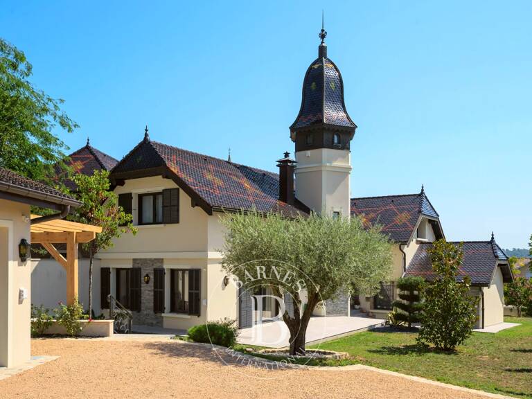 VERNAISON - Maison de 190 m² - 4 chambres - terrain plat et piscinable de 752 m² avec spa — photo 1