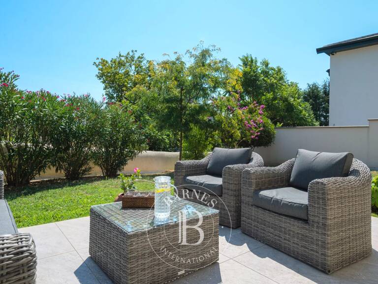 VERNAISON - Maison de 190 m² - 4 chambres - terrain plat et piscinable de 752 m² avec spa — photo 1