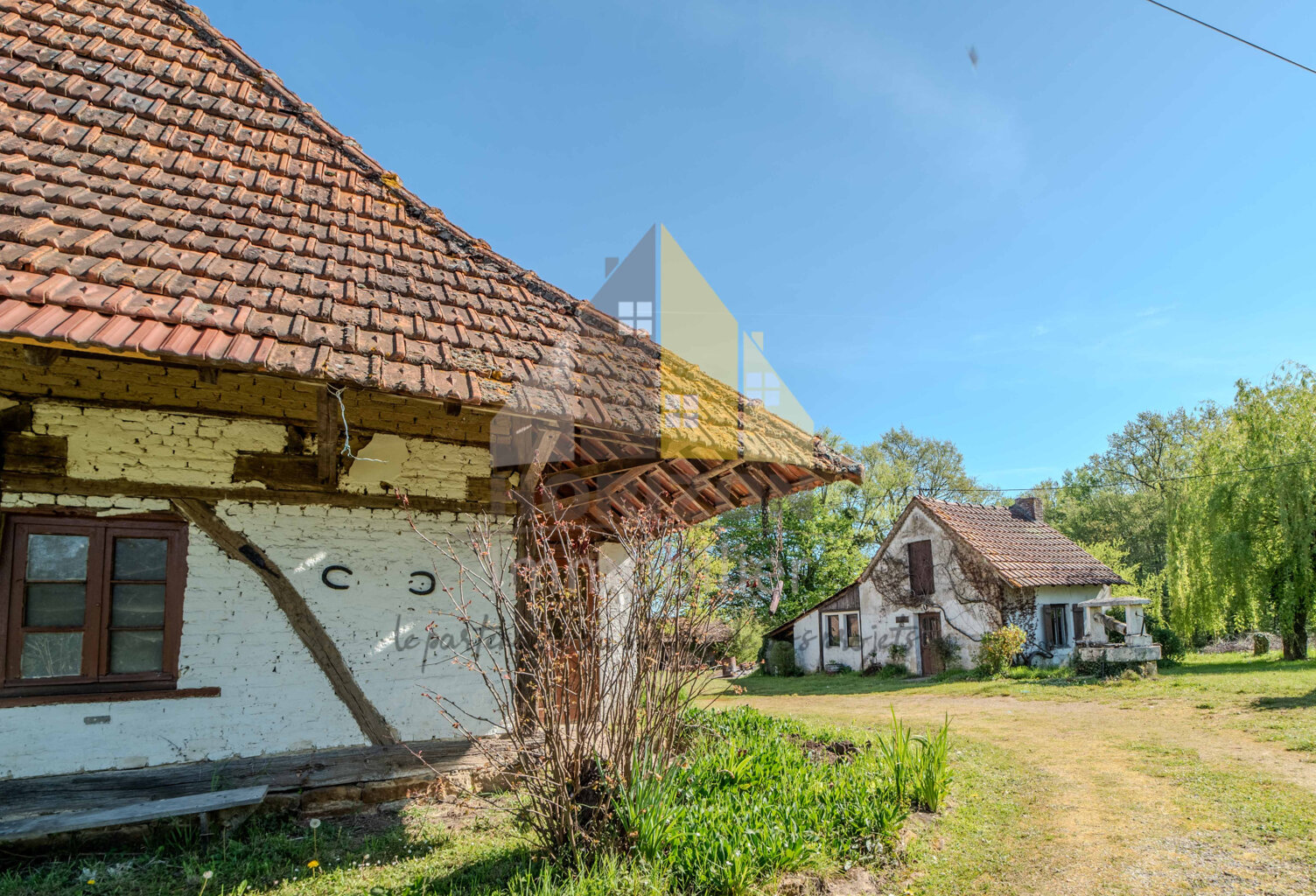 Ensemble immobilier comprenant une maison d'habitation avec — photo 1