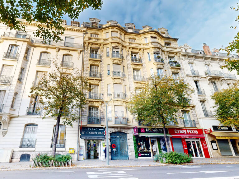 NICE - GAMBETTA : MAGNIFIQUE 3 PIÈCES TRAVERSANT DANS UN BEAU BOURGEOIS — photo 1