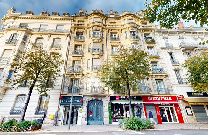 NICE - GAMBETTA : MAGNIFIQUE 3 PIÈCES TRAVERSANT DANS UN BEAU BOURGEOIS — photo 2