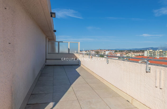 Appartement T2 en dernier étage vaste terrasse plage  commerces à pied — photo 4