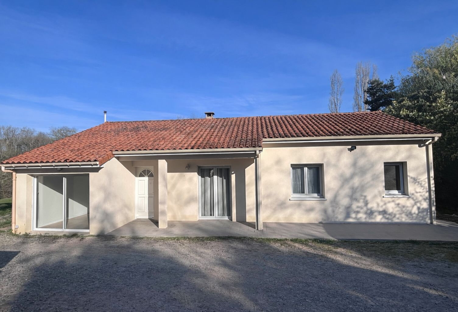 Maison récente de plain-pied   108 m2 sur 2 305 m2 de terrai — photo 1