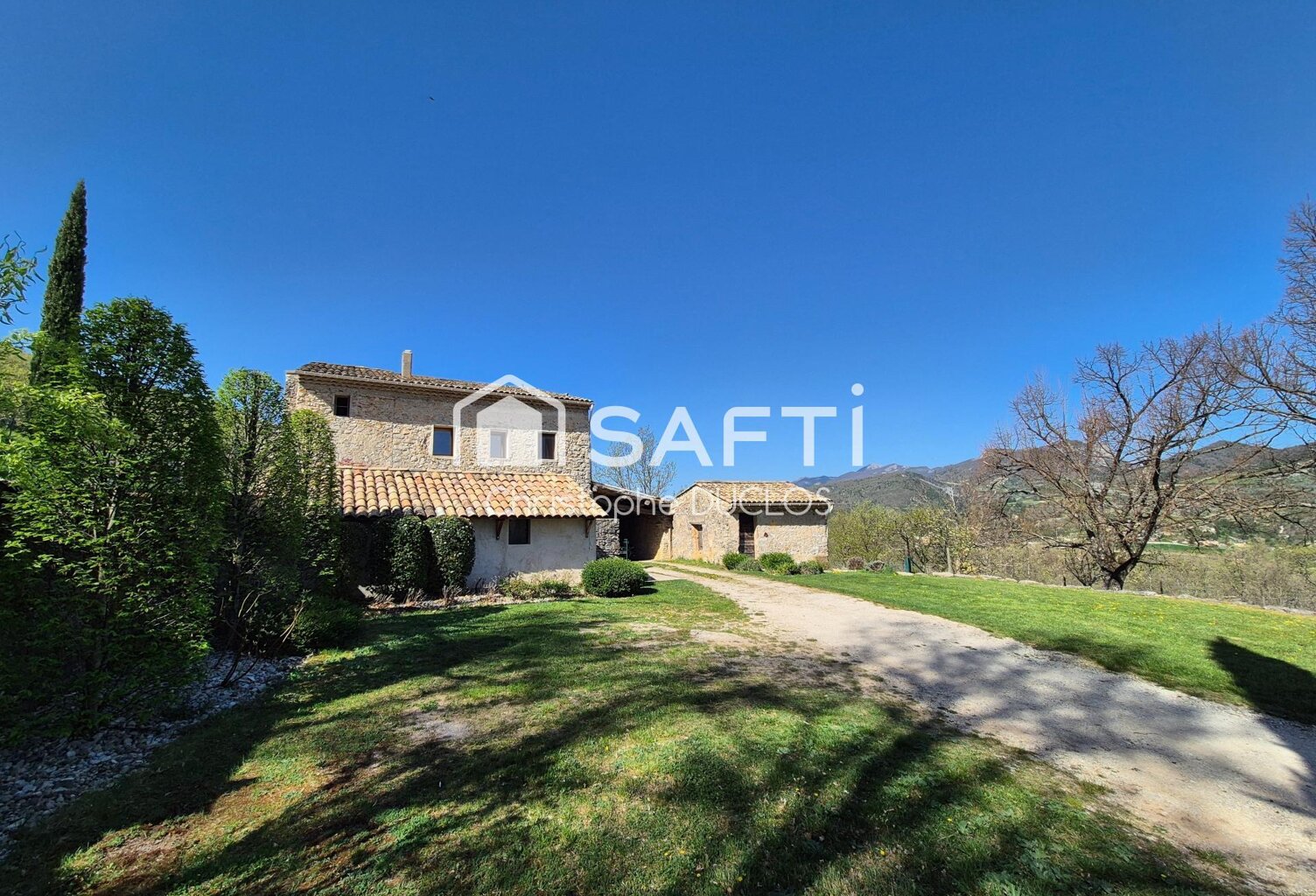 Spacieuse bastide en pierres avec dépendances et jardin paysager. — photo 1