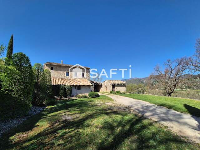 Spacieuse bastide en pierres avec dépendances et jardin paysager. — photo du bien