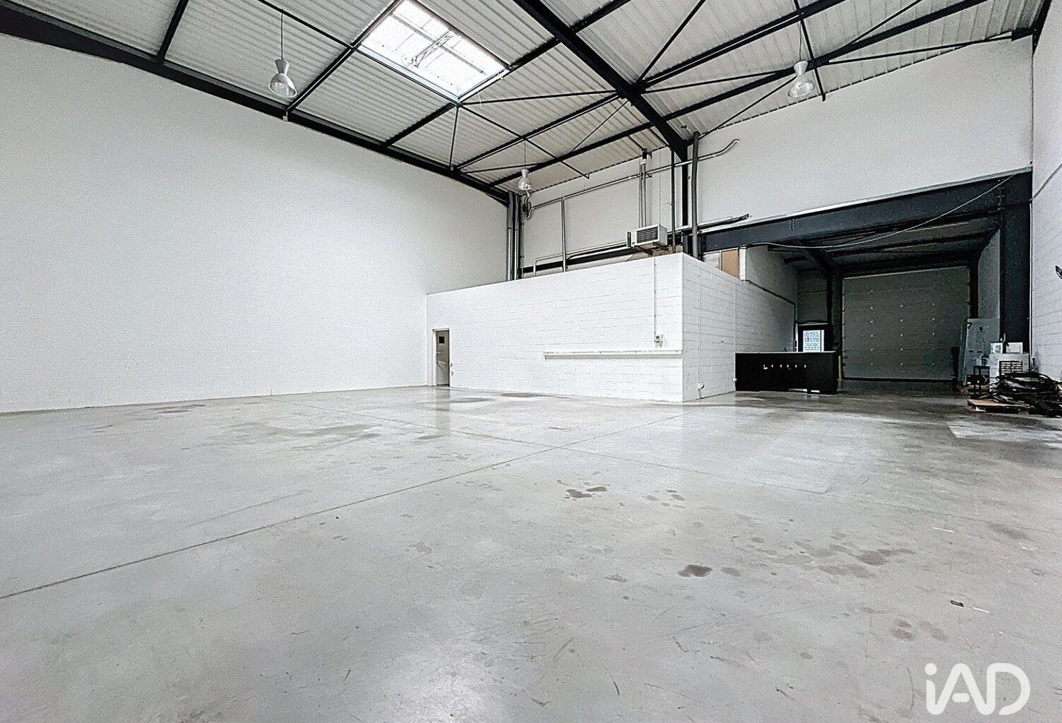 Vente Local d'activités 250 m&sup2; — photo 1