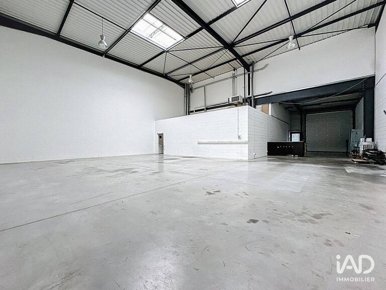 Vente Local d'activités 250 m&sup2; — photo 1