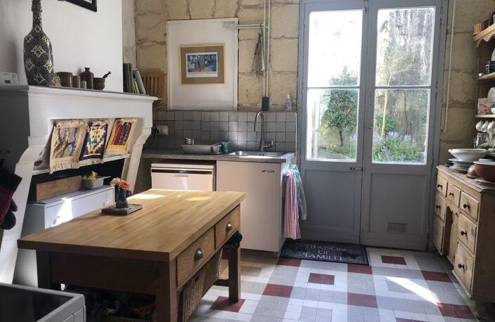 MAISON DE VILLE CENTRE PAUILLAC UN ETAGE, 3 CHAMBRES, COUR — photo 4