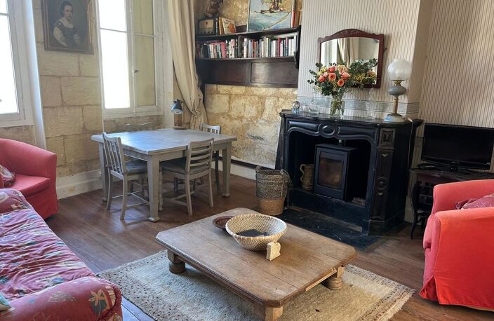 MAISON DE VILLE CENTRE PAUILLAC UN ETAGE, 3 CHAMBRES, COUR — photo 5