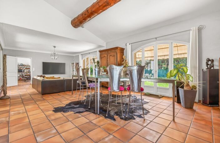 - CHATEAUNEUF LES MARTIGUES (13) - MAISON DE PRESTIGE - T10 - 3 SUITES PARENTALES + 3 CHAMBRES - PISCINE -TERRASSE - PARKING - CAVE — photo 3