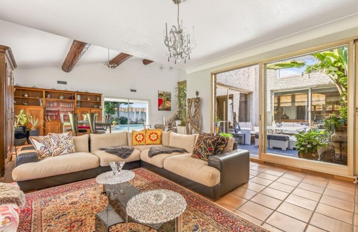 - CHATEAUNEUF LES MARTIGUES (13) - MAISON DE PRESTIGE - T10 - 3 SUITES PARENTALES + 3 CHAMBRES - PISCINE -TERRASSE - PARKING - CAVE — photo 4