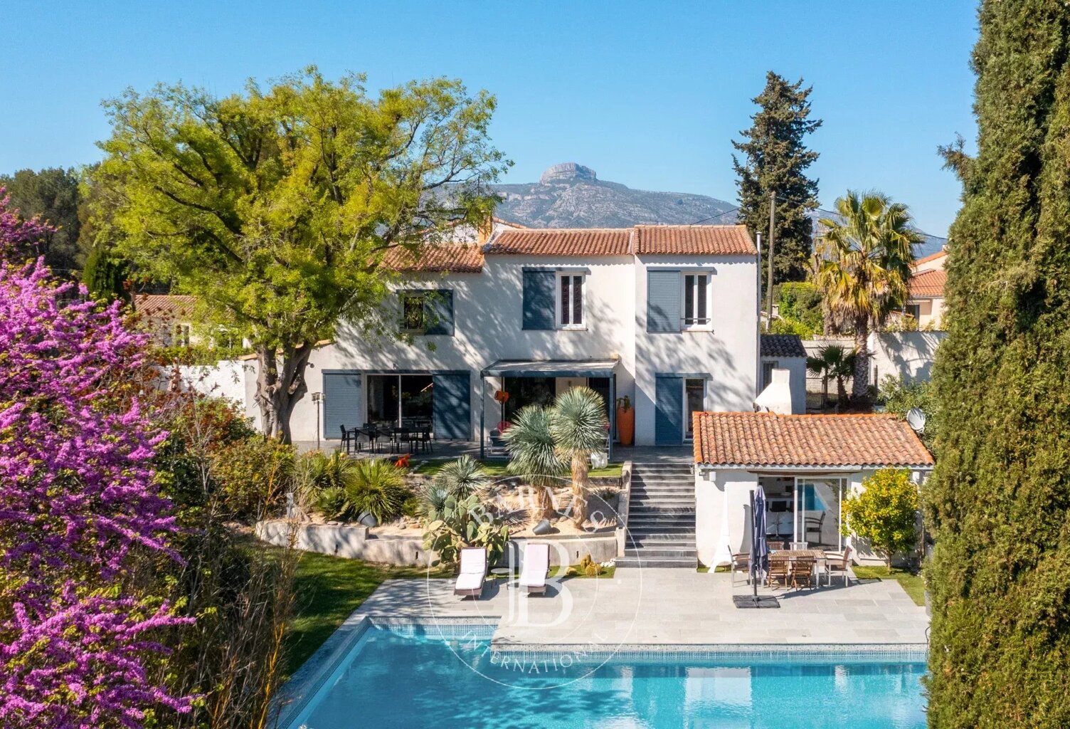 VENTE - AUBAGNE -  MAISON DE FAMILLE - PISCINE - 5 CHAMBRES — photo 1