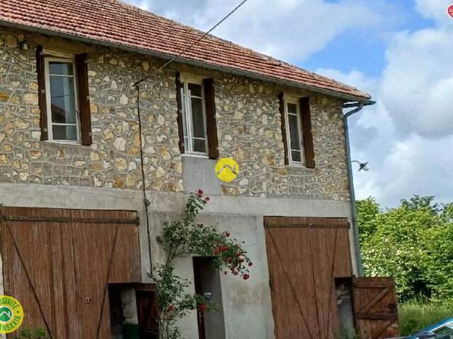 Maison élevée sur sous sol — photo du bien