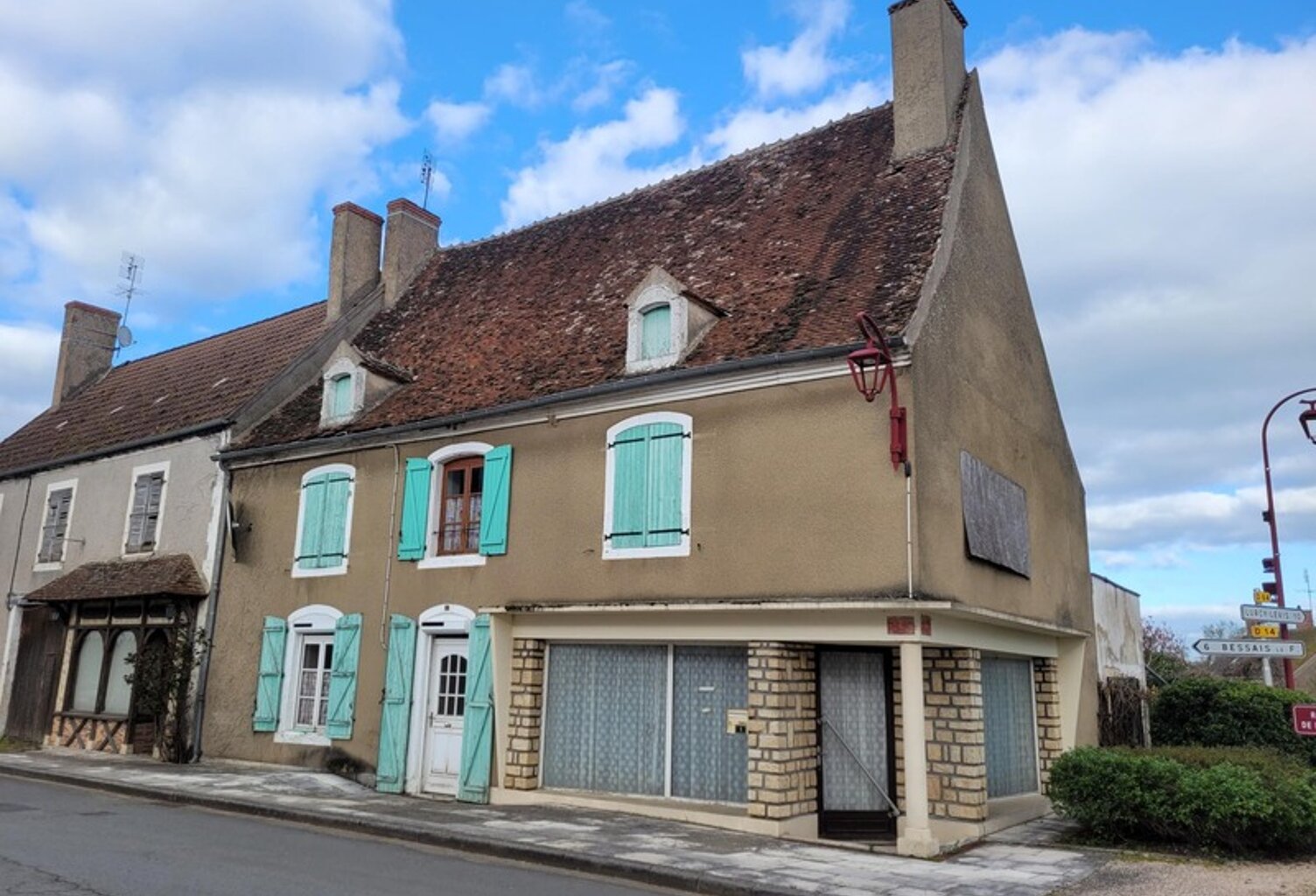 VALIGNY ( 03 ) A Vendre Maison de village 4 chambres  180m2  + appartement 1 chambre 43m2 — photo 1
