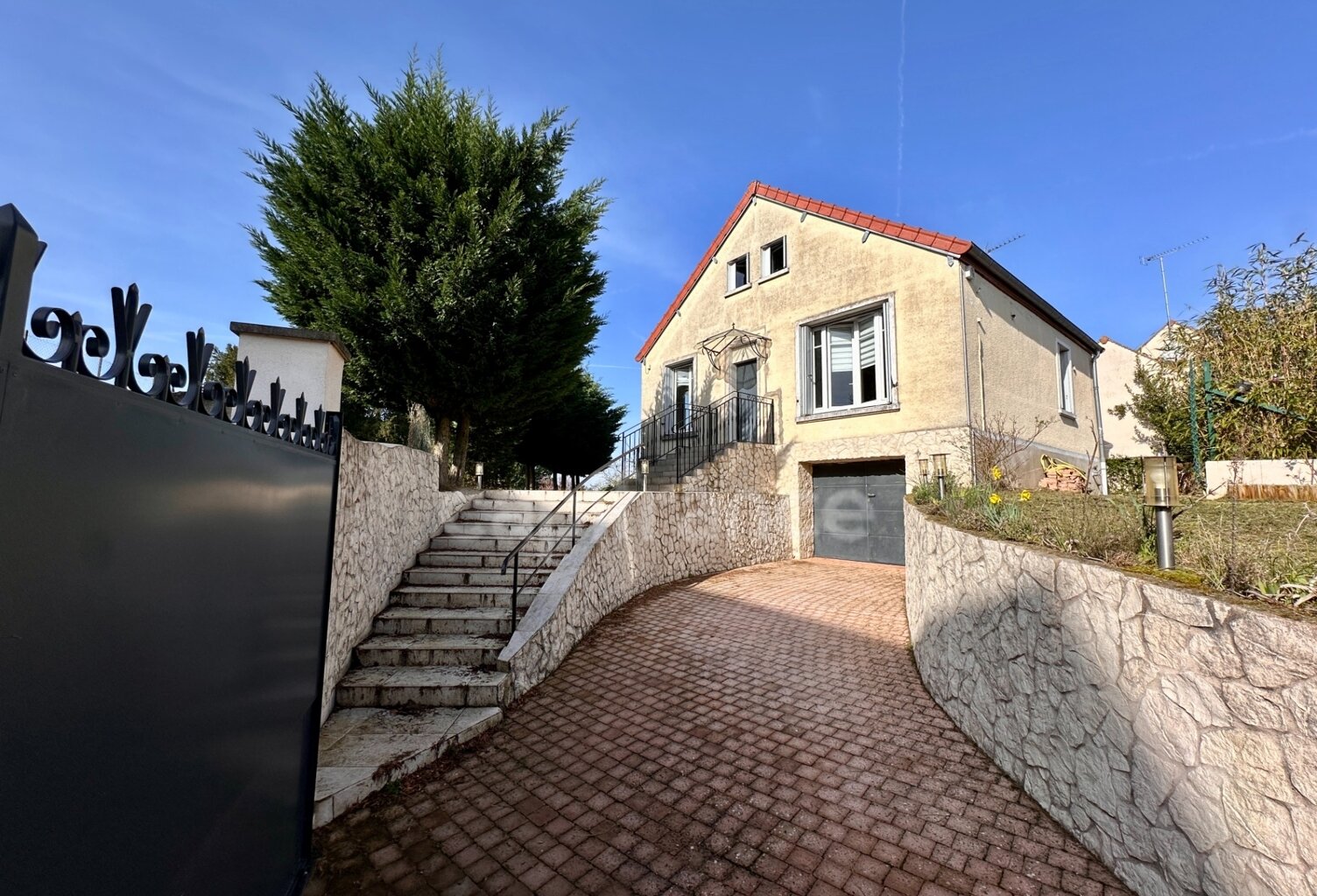 Maison à vendre 5 pièces  4 Chambres FEUCHEROLLES (78) — photo 1