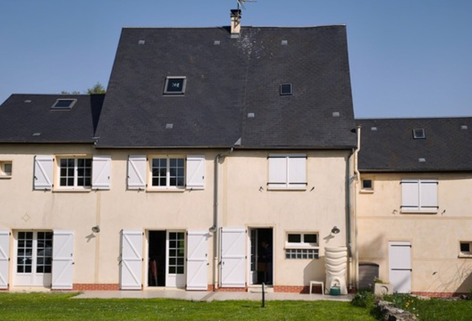 ÉLÉGANTE MAISON FAMILIALE DE 231 m² – 4 CHAMBRES – TERRAIN ARBORÉ DE 2 390 m² – AXE PARIS / AMIENS — photo 1
