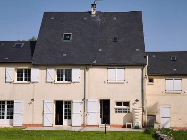 ÉLÉGANTE MAISON FAMILIALE DE 231 m² – 4 CHAMBRES – TERRAIN ARBORÉ DE 2 390 m² – AXE PARIS / AMIENS — photo du bien