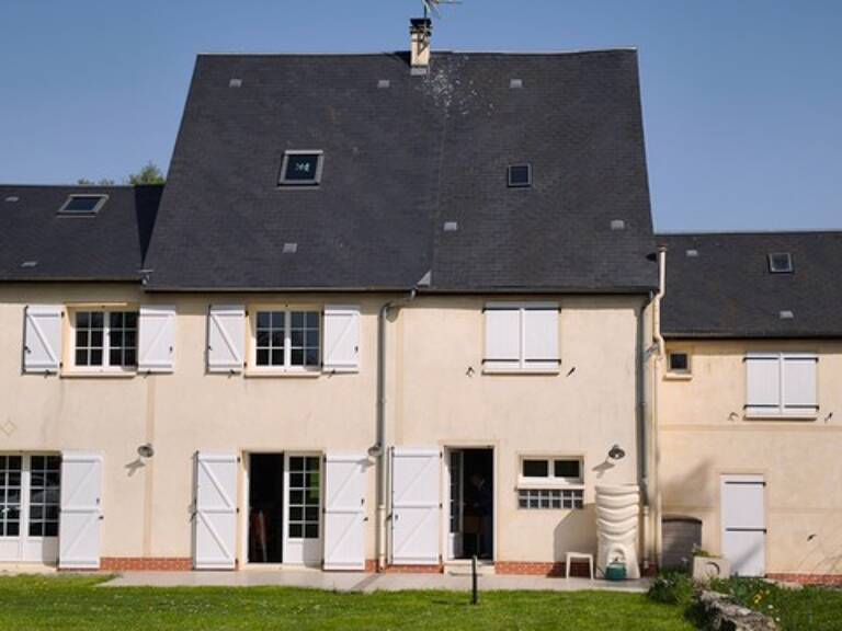 ÉLÉGANTE MAISON FAMILIALE DE 231 m² – 4 CHAMBRES – TERRAIN ARBORÉ DE 2 390 m² – AXE PARIS / AMIENS — photo 1