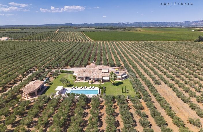 Propriété d’exception de 290 m2 au cœur de la Vallée des Baux-de-Provence sur 25 hectares 7 pièces MOULES (13) — photo 2