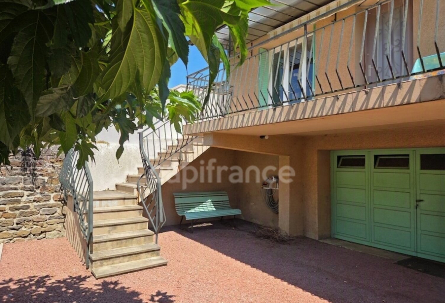 Charme de l'ancien : Maison familiale avec jardin, offrant 240m2 de surface totale au sol — photo 1