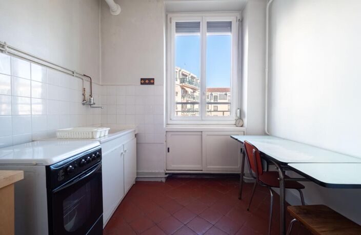 T3 traversant 89 m² à rénover – Lyon 7e Saxe-Gambetta – Immeuble 1890, 4e avec ascenseur, cave et grenier — photo 2