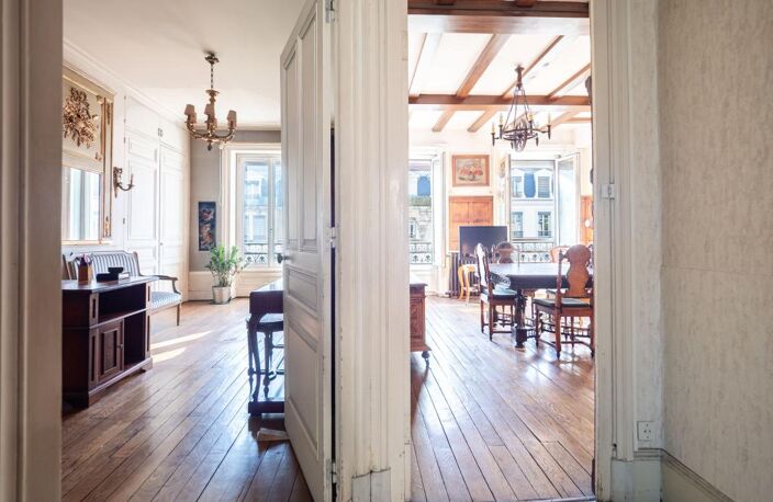 T3 traversant 89 m² à rénover – Lyon 7e Saxe-Gambetta – Immeuble 1890, 4e avec ascenseur, cave et grenier — photo 4