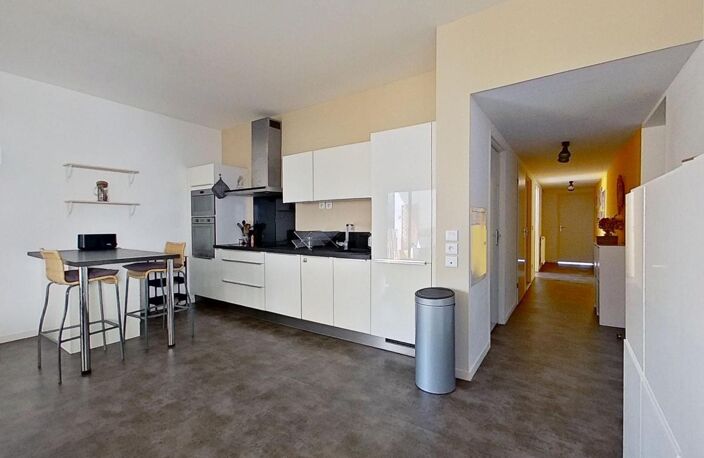Location appartement T4 meublé Bordeaux – 3 chambres, loggia, double parking inclus — photo 3