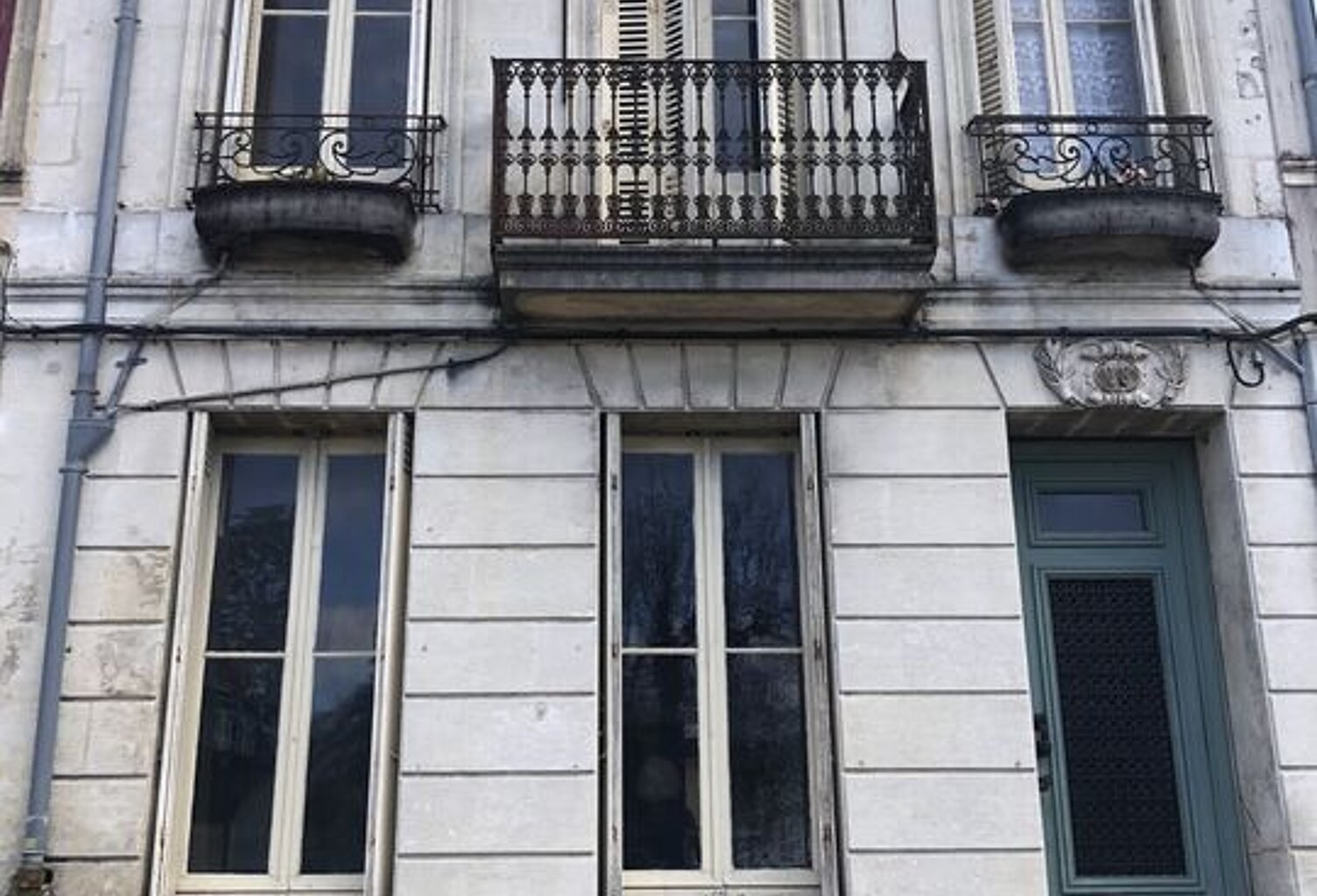 MAISON DE VILLE CENTRE PAUILLAC UN ETAGE, 3 CHAMBRES, COUR — photo 1