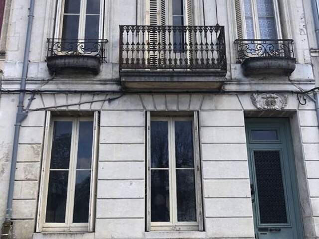 MAISON DE VILLE CENTRE PAUILLAC UN ETAGE, 3 CHAMBRES, COUR — photo du bien